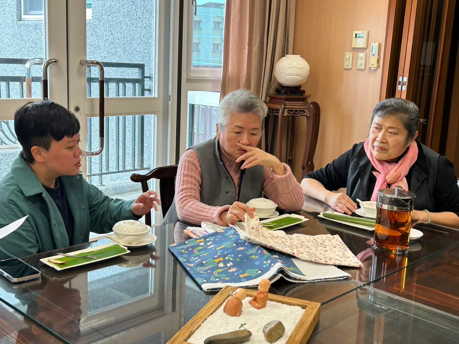 印花樂與慈濟志工討論過程